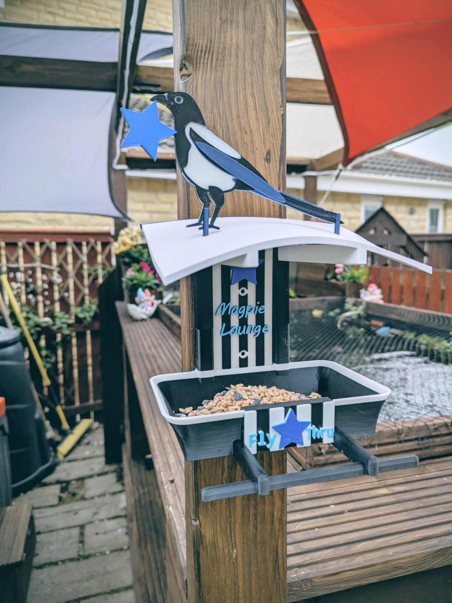 Newcastle United Garden Bird Feeder – NUFC Home Shirt Feeding Station