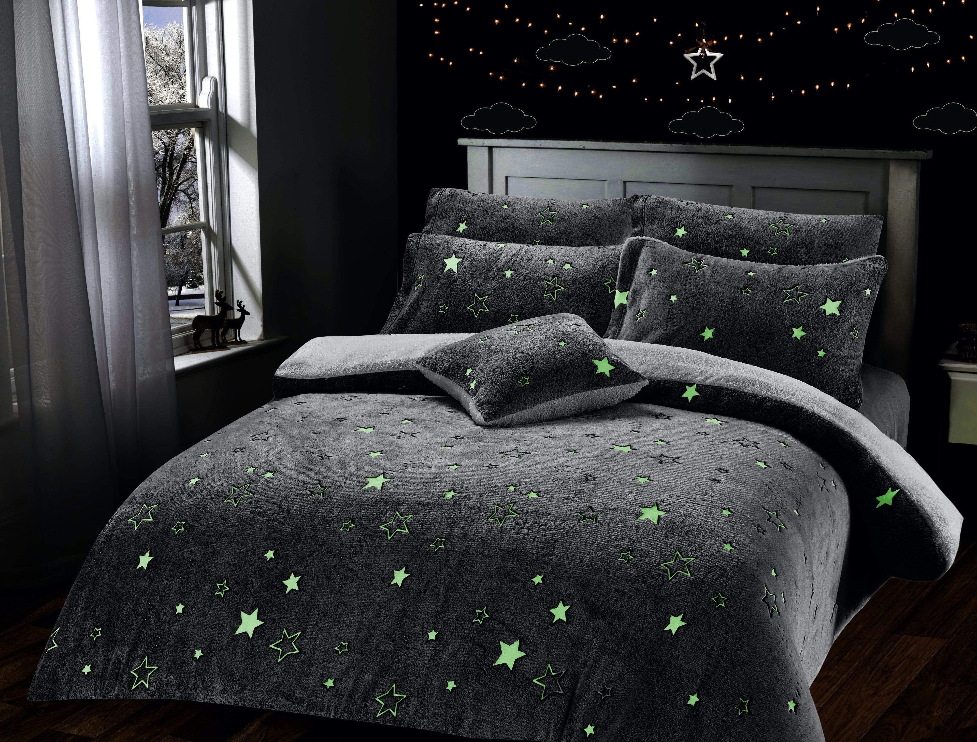 OLIVIA ROCCO Glow In The Dark Teddy Fleece Kids Duvet Set – Grey Stars