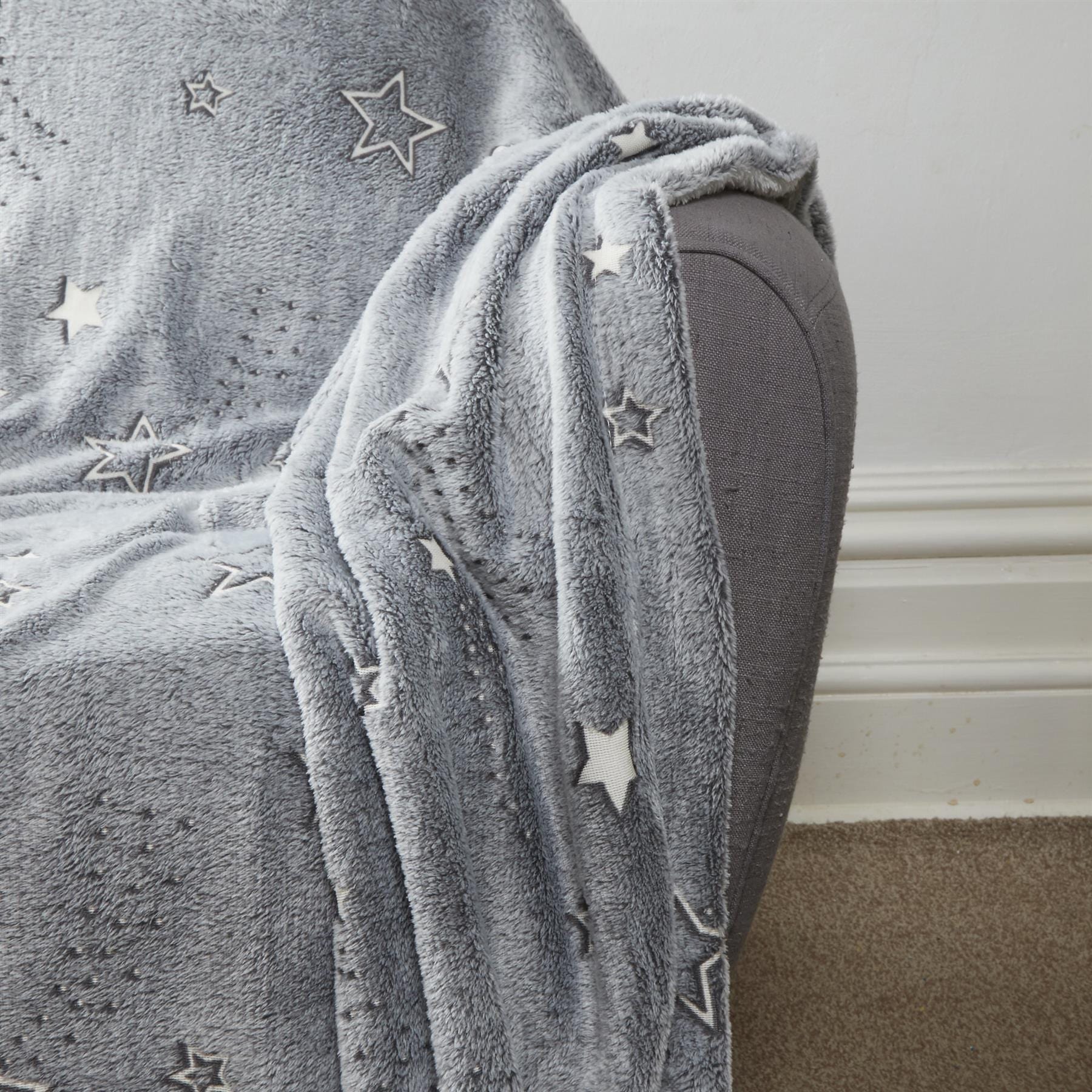 OLIVIA ROCCO Glow In The Dark Teddy Fleece Kids Duvet Set – Grey Stars