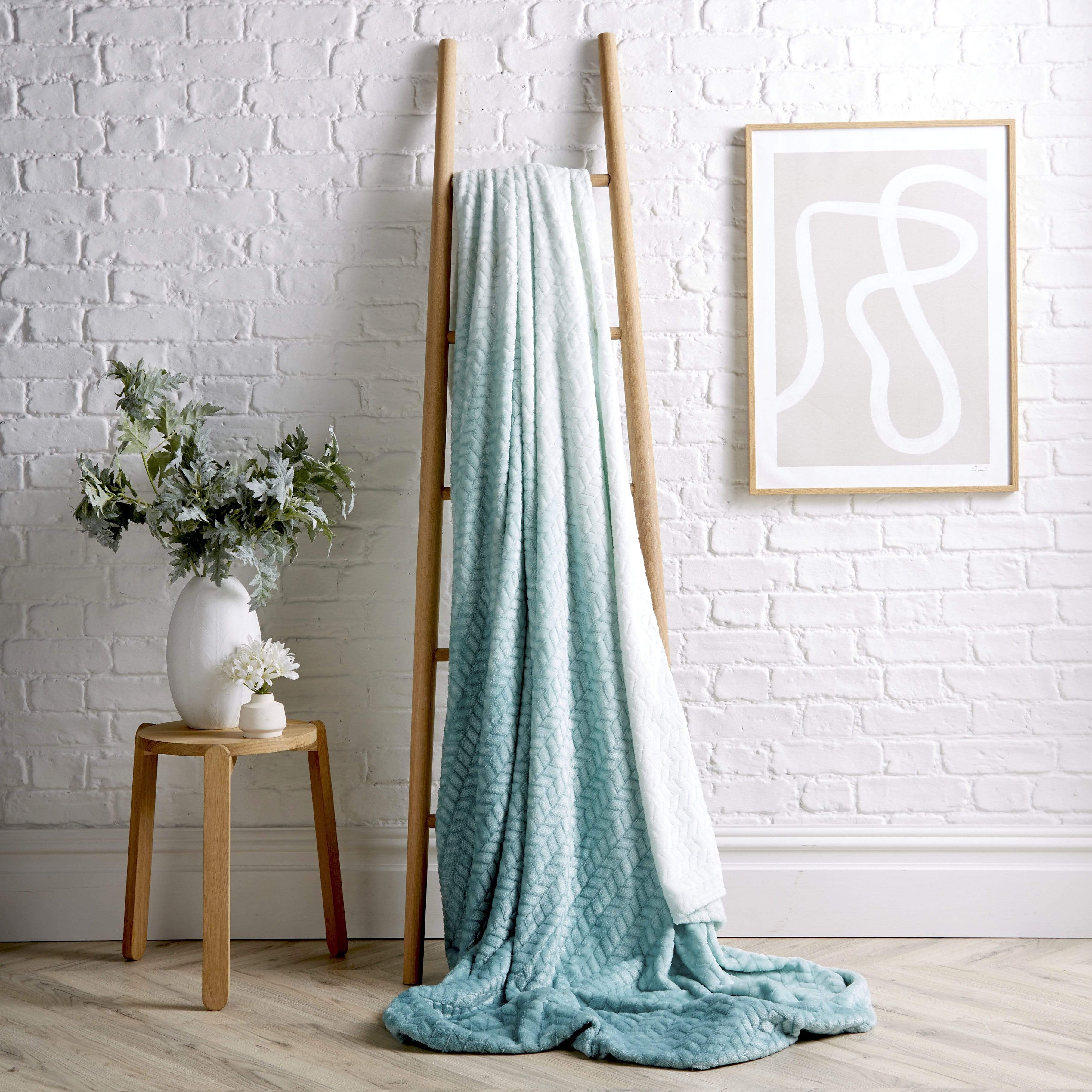 OLIVIA ROCCO Chevron Ombre Fleece Throw Blanket – Soft Oversized Chunky