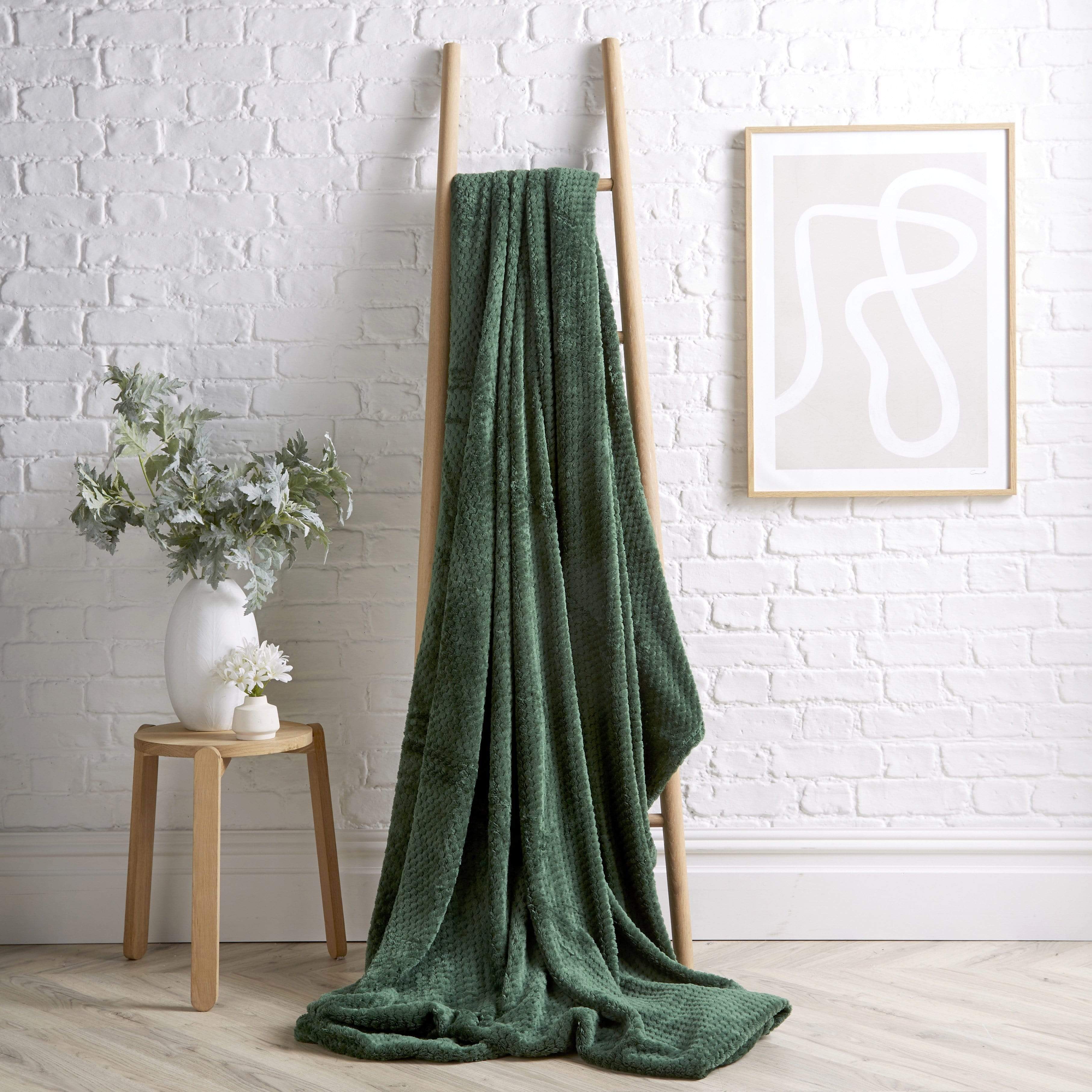 OLIVIA ROCCO Cloud Honeycomb Throw – Oversized Soft Fleece Blanket