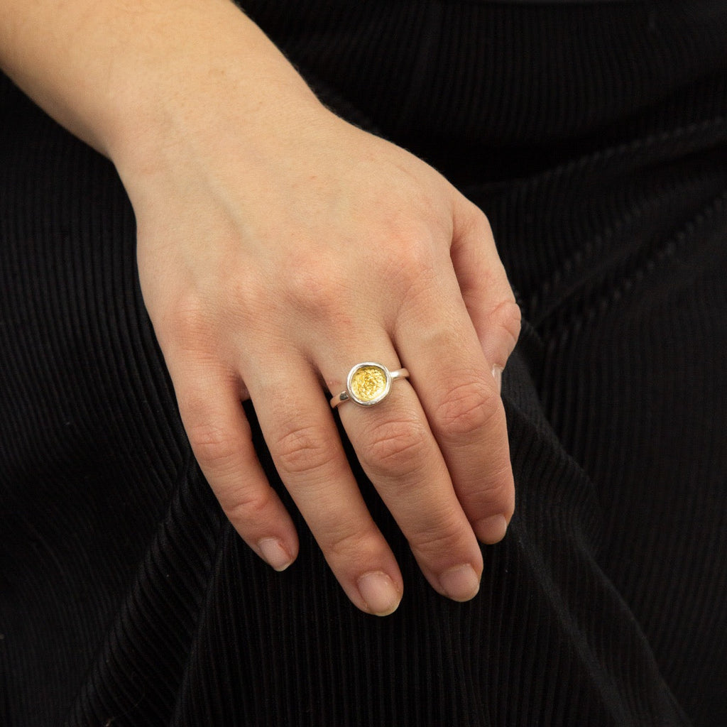 Gecko Jewellery Hammered Disc Ring – Sterling Silver & Yellow Gold