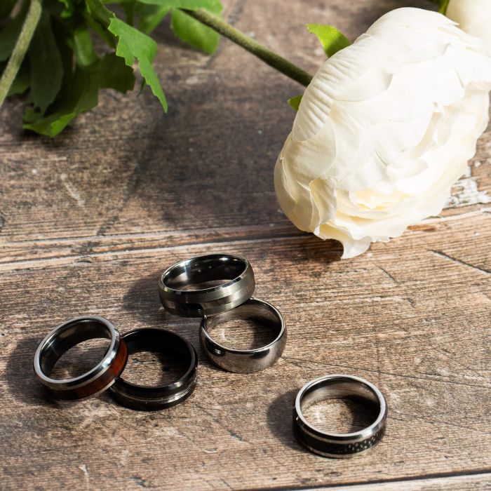 Gecko Jewellery Black Tungsten Ring – Polished Band with Central Groove