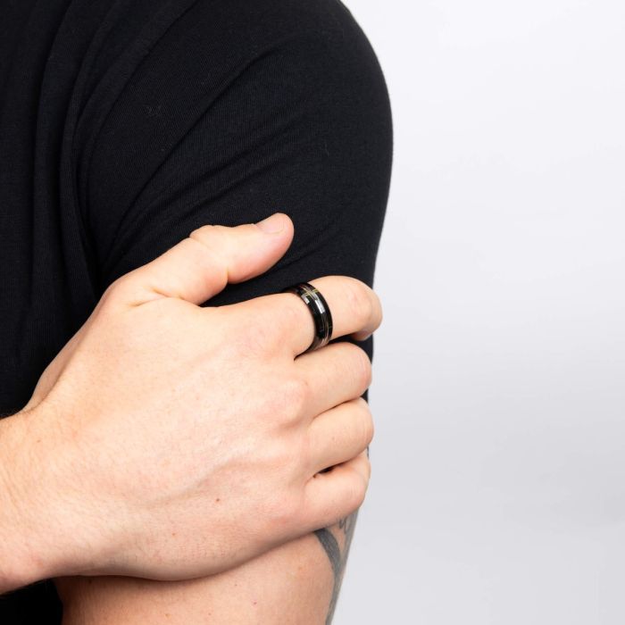 Gecko Jewellery Black Tungsten Ring – Polished Band with Central Groove