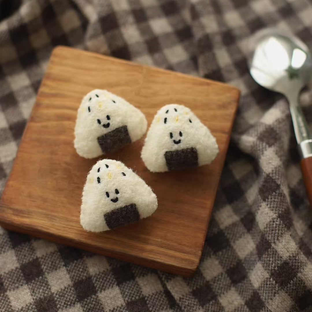LuLuFun Studio Onigiri Woollen Brooch – Handmade Kawaii Food Pin
