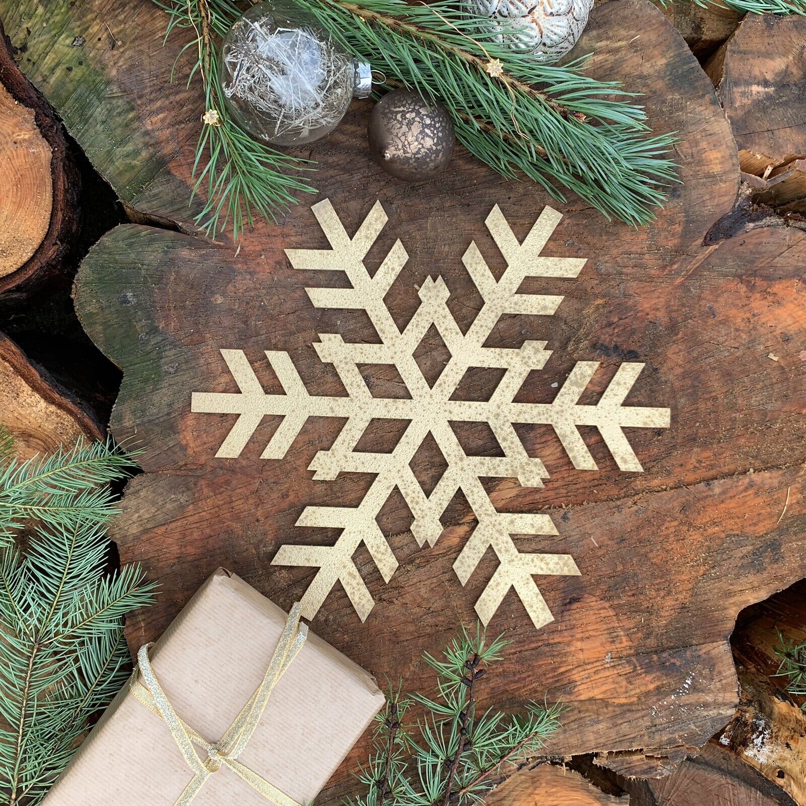 Rustic Warehouse Norfolk | Large Metal Snowflake Garden Wall Art – 30cm