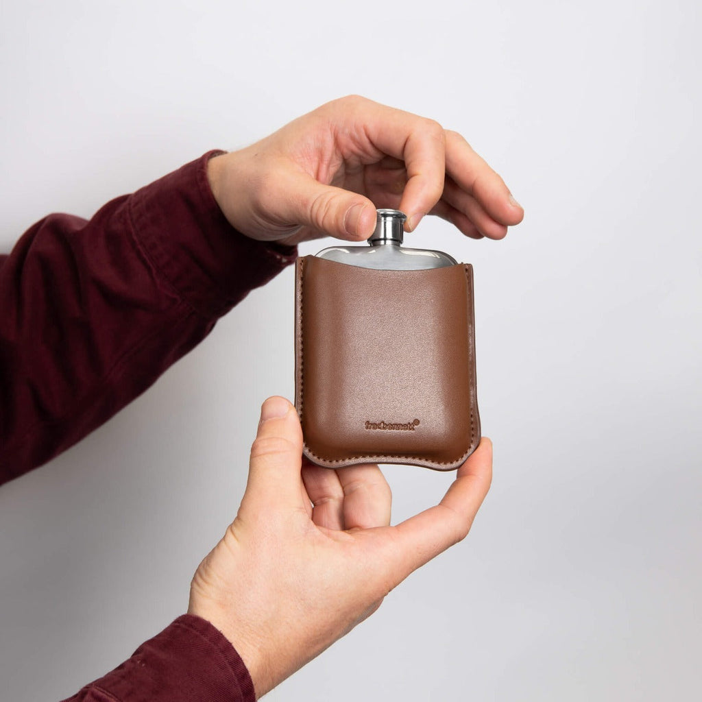 Gecko Jewellery | Engravable Stainless Steel Hip Flask with Leather Sleeve